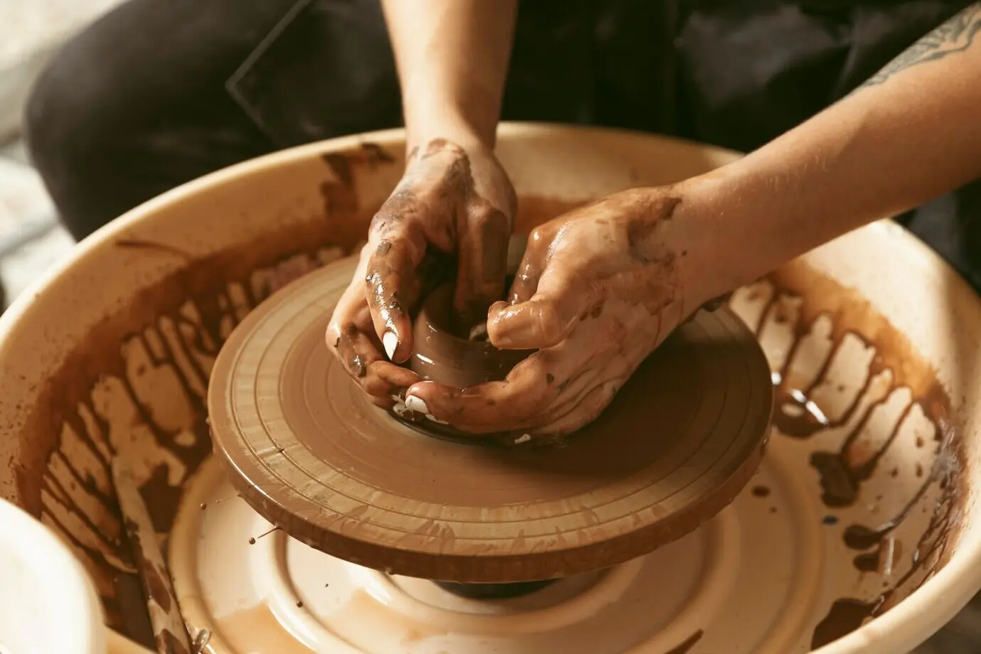 Professionelle handwerkliche Arbeit in der Werkstatt