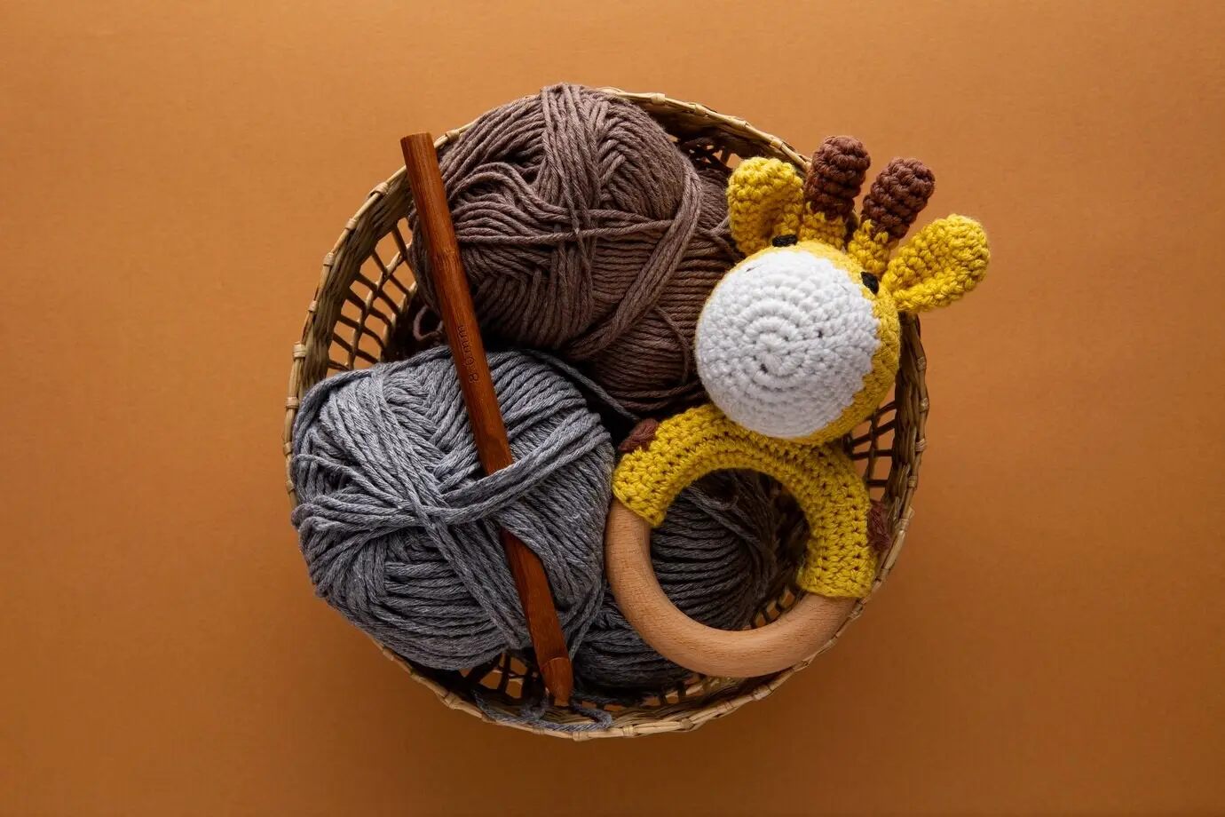 Stillleben aus gehäkeltem Plüsch in Draufsicht